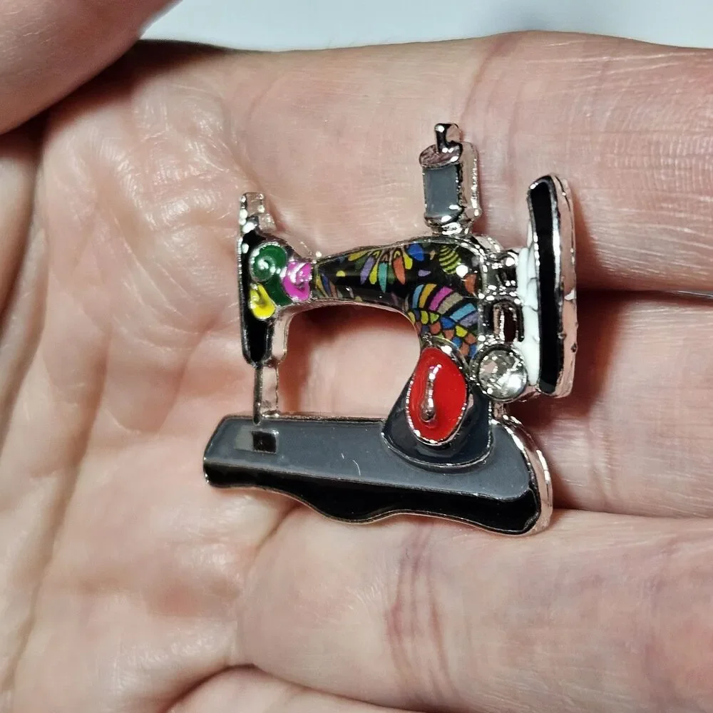 BONSNY Silver Tone Sewing Machine Floral Art Brooch Pin Brand New